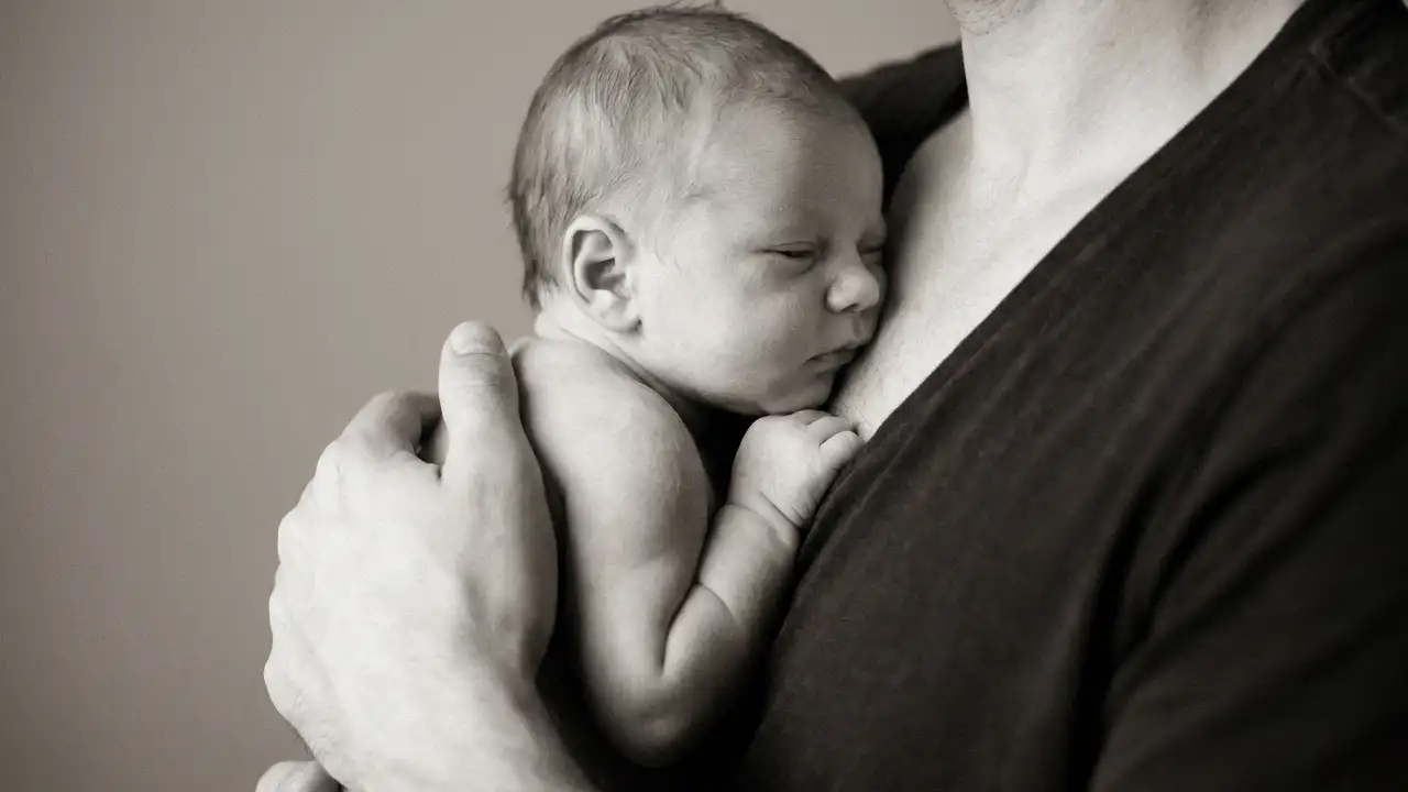 ایده‌ی گونه نوزاد روی سینه پدر