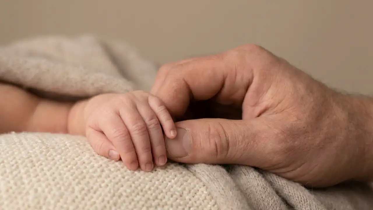ایده‌ی دست پدر در کنار دست نوزاد
